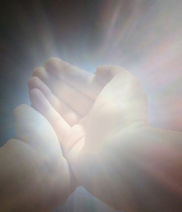 Les mains de lumière by Darkangel9872005